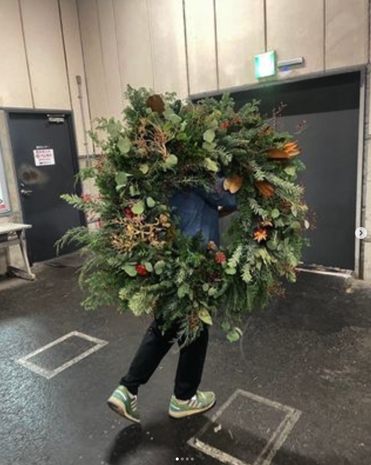 ハッピーウエディング！巨大リース What a big wreath！ — Trump Flowers